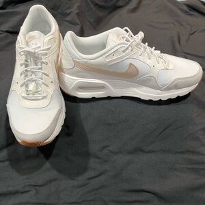 Nike Women's White and Tan Sneakers (9)